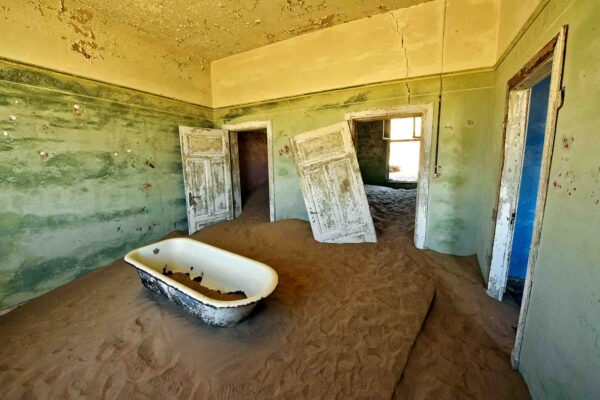 020_Wüstensand im verfallenden Gebäude, Kolmanskop