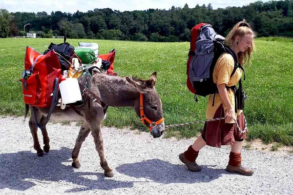 Zuhause_die ersten Schritte Richtung Süden Das Gepäck wird fair aufeteilt_Daniela Schuster